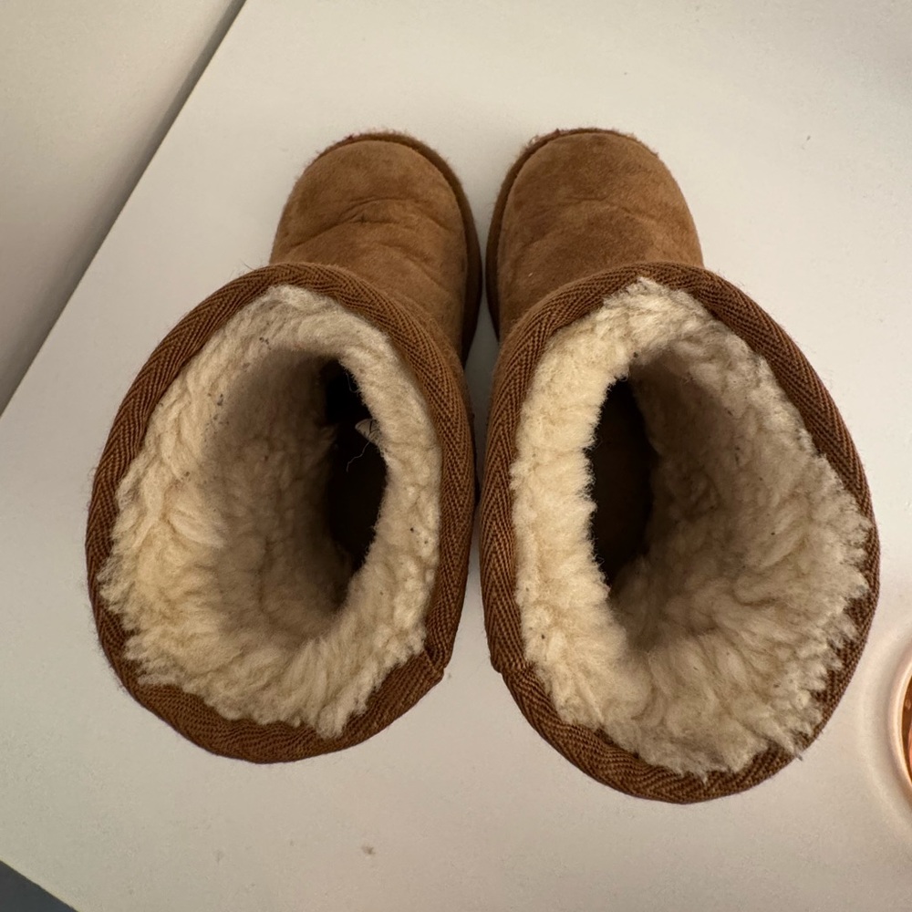 Toddler Ugg Boots - size 9 - Picture 6 of 10